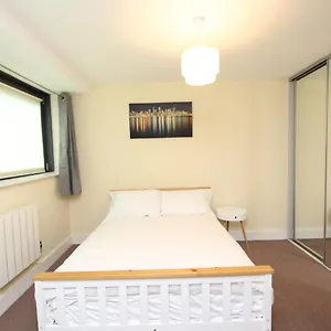 https://lovely-2-bedroom-apartment-in-docklands-e14.brighton-hotels-england.com