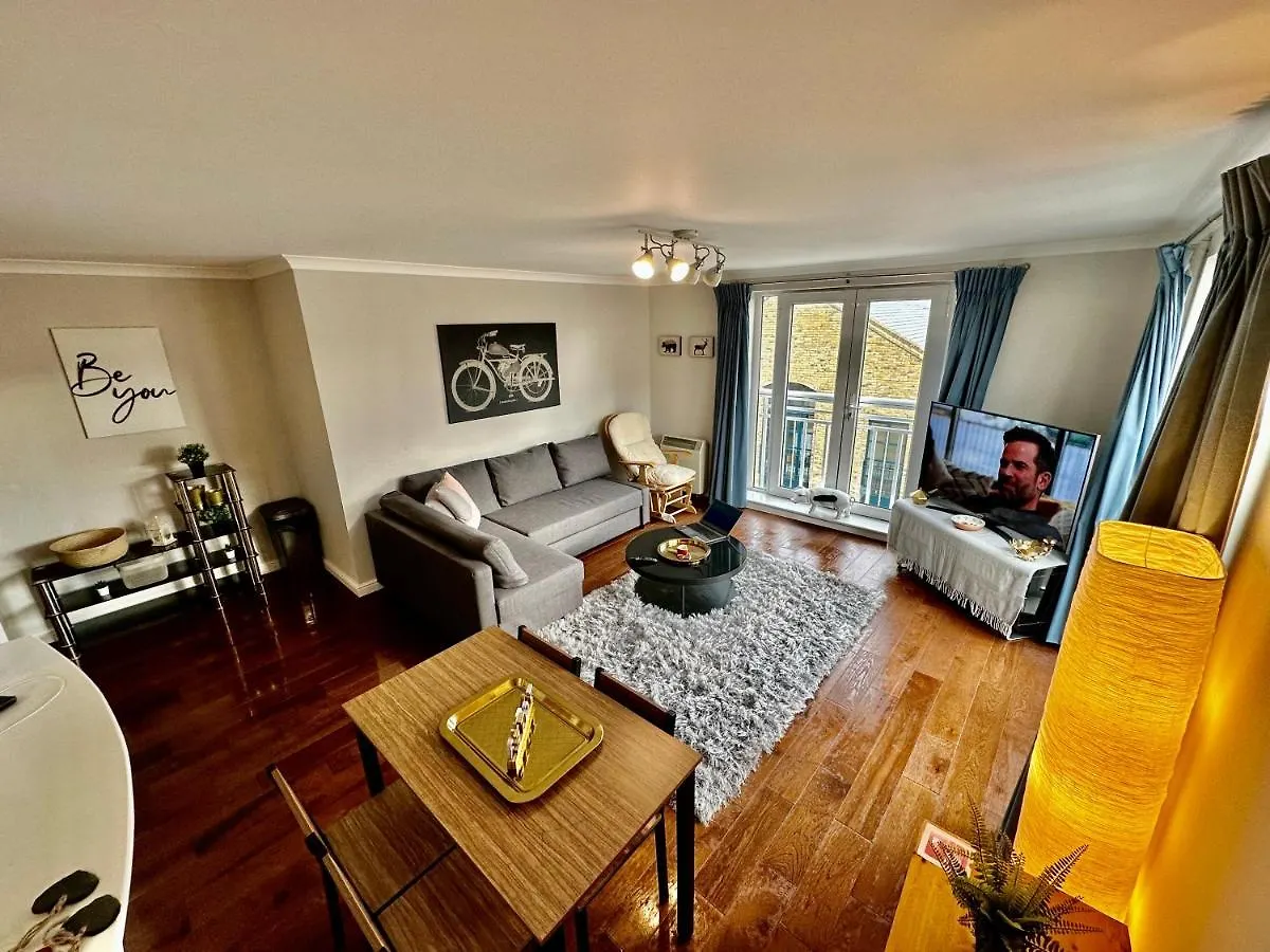 O2 Arena Luxury Flat Sleeps 6 With Parking location